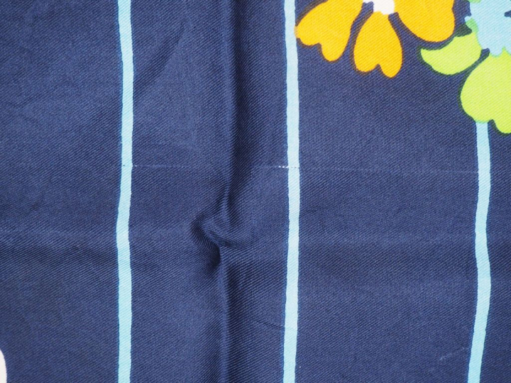 Christian DIOR Carré probablement en soie, à décor de fleurs polychrom