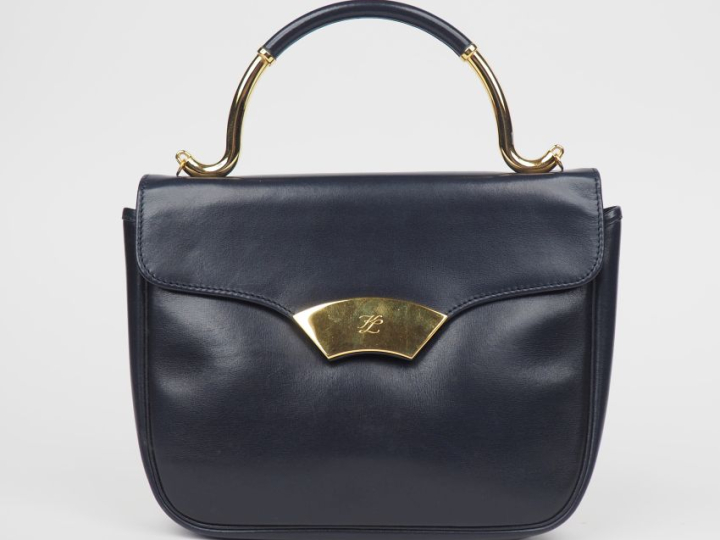 KARL LAGERFELD Sac à main en cuir bleu marine.  Fermeture à rabat et b