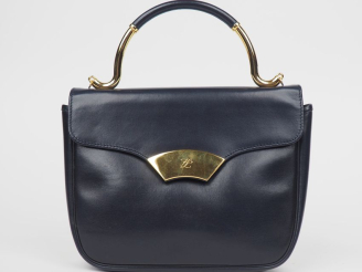 Vente aux enchères KARL LAGERFELD Sac à main en cuir bleu marine.  Fermeture à rabat et b
