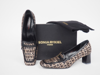 Vente aux enchères Sonia RYKIEL, Paris Paire de chaussures à talon en tissu imprimé "Soni