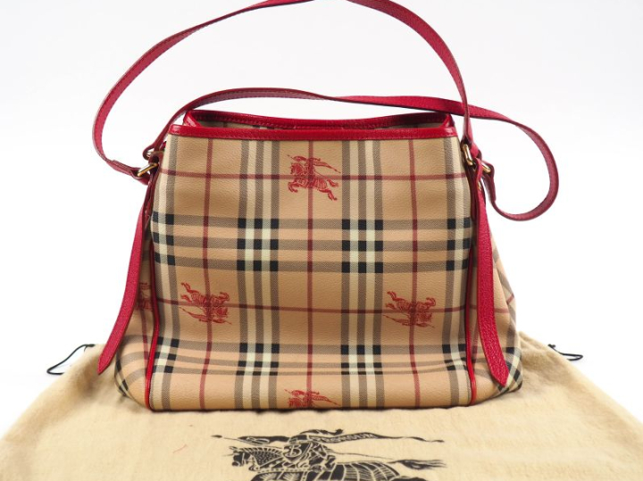 BURBERRY Sac porté épaule en toile enduite tartan.  Deux anses, lanièr