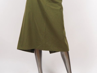 Vente aux enchères BURBERRY, London Jupe à fente en tissu vert.  Fermeture à zip et croch