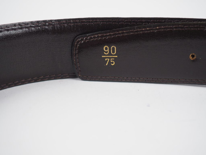 CHLOE Ceinture en cuir.  Boucle en métal doré.  Signée.  Taille. 90/75