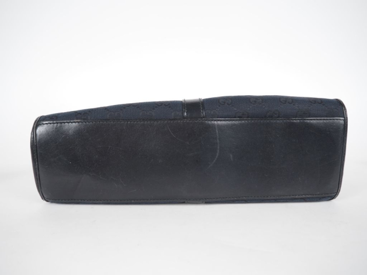 GUCCI Sac porté épaule, modèle "Jackie", en toile monogrammée noire.  