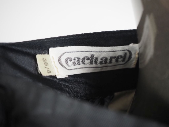 CACHAREL Jolie jupe à volants en soie noire, à décor de fleurs brodées