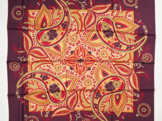 Vente aux enchères NINA RICCI, Paris Carré de soie, à décor polychrome d'arabesques et de