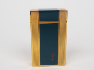 Vente aux enchères DUPONT, Paris Briquet en métal doré et laque verte.  Signé.  Numéroté 