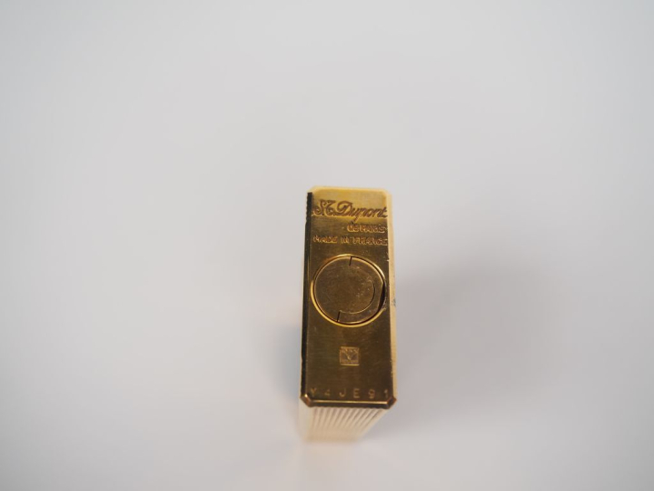 DUPONT, Paris Briquet en métal doré et laque verte.  Signé.  Numéroté 