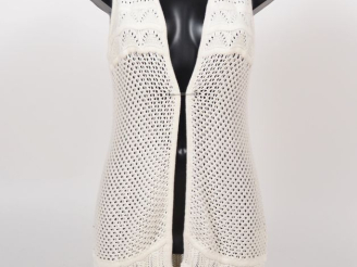 Vente aux enchères ALLUDE Pull sans manche en coton tricoté à franges.  Taille présumée. 