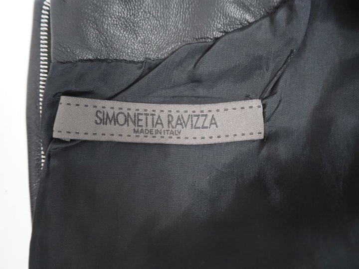 Simonetta RAVIZZAA Robe sans manche en cuir noir.  Deux poches plaquée