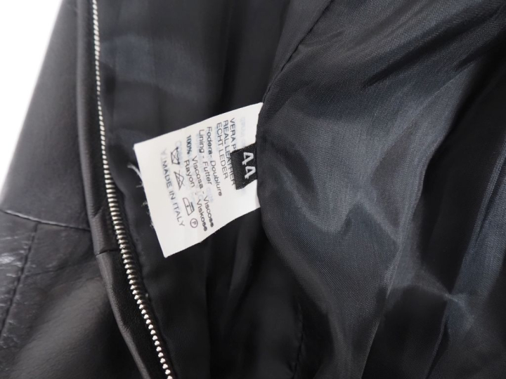 Simonetta RAVIZZAA Robe sans manche en cuir noir.  Deux poches plaquée