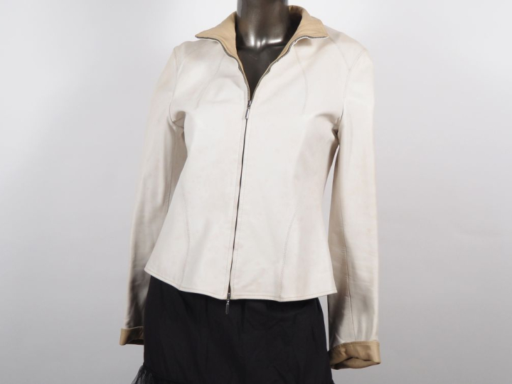 ARMANI, Collezioni Veste en cuir crème.  Fermeture à l'avant par zip. 