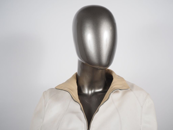 ARMANI, Collezioni Veste en cuir crème.  Fermeture à l'avant par zip. 