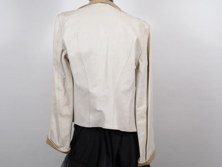 ARMANI, Collezioni Veste en cuir crème.  Fermeture à l'avant par zip. 