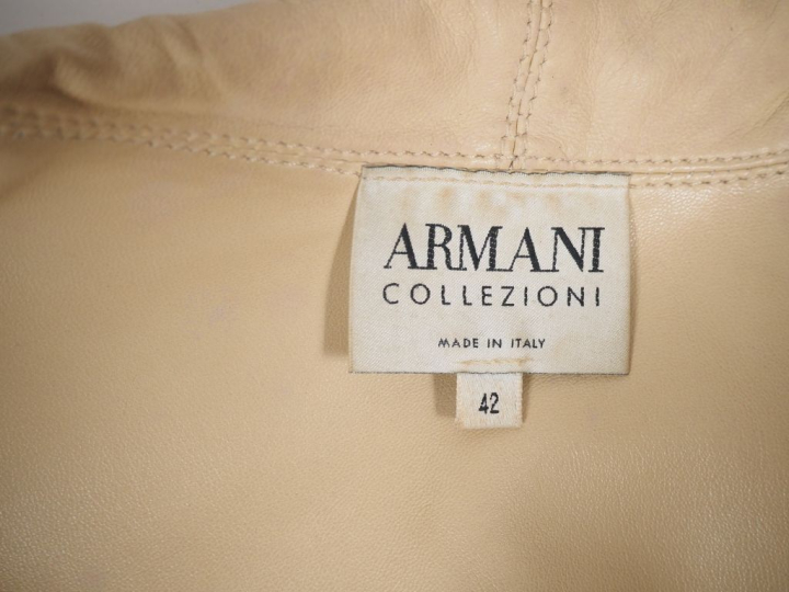 ARMANI, Collezioni Veste en cuir crème.  Fermeture à l'avant par zip. 