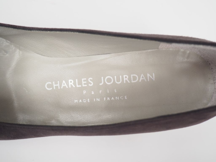 Ensemble comprenant :  - Charles JOURDAN, Paris Paire d'escarpins en c