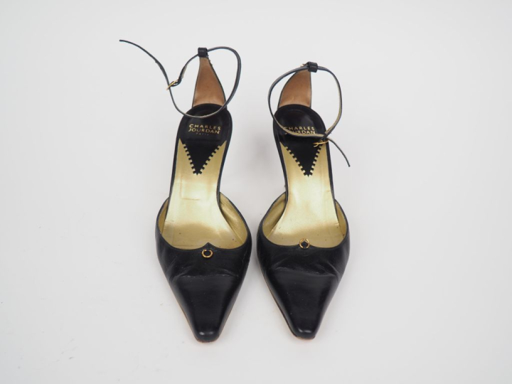 Ensemble comprenant :  - Charles JOURDAN, Paris Paire d'escarpins en c