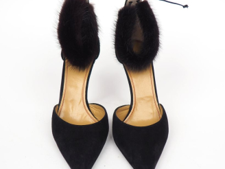 Vente aux enchères Charles JOURDAN, Paris Paire d'escarpins en velours noir.  Attache à l