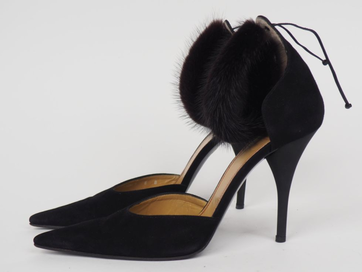 Charles JOURDAN, Paris Paire d'escarpins en velours noir.  Attache à l