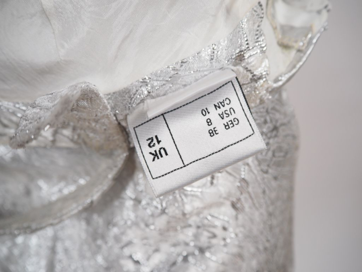 Franck USHER Robe de soirée à fine bretelle et traine en tissu à rehau