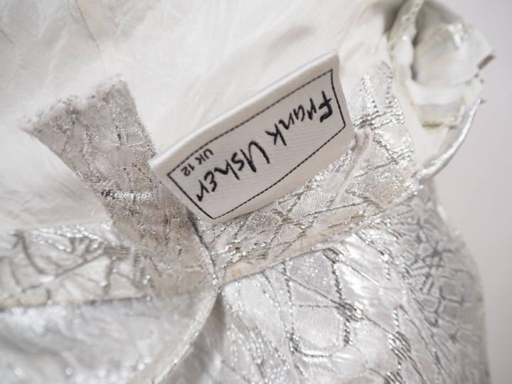 Franck USHER Robe de soirée à fine bretelle et traine en tissu à rehau