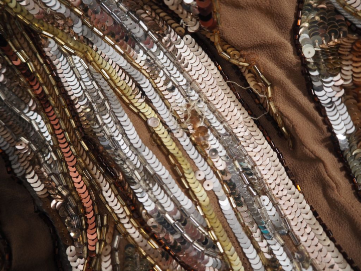 LORIS AZZARO Robe longue à sequins et dentelle.  Manches longues.  San