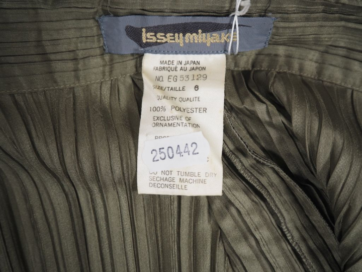 ISSEY MIYAKE Jupe longue polyester.  Fermeture à zip et bouton sur le 