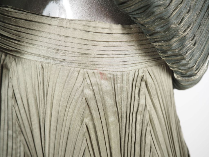 ISSEY MIYAKE Jupe longue polyester.  Fermeture à zip et bouton sur le 