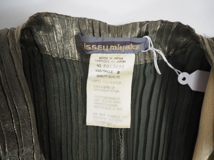 ISSEY MIYAKE Haut en polyester plissé pailleté.  Epaulettes et manches