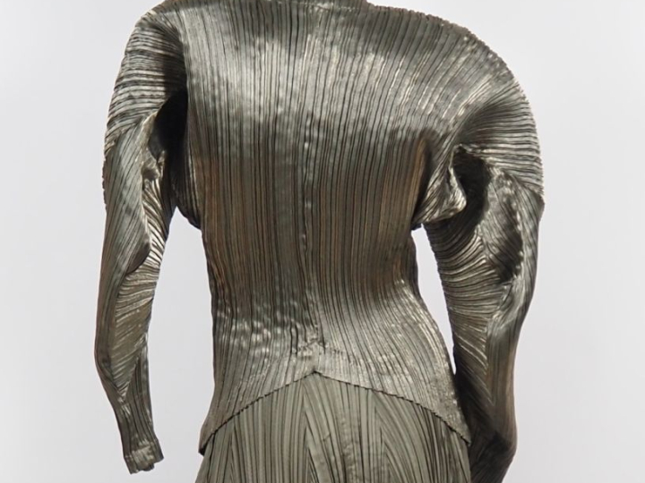 ISSEY MIYAKE Haut en polyester plissé pailleté.  Epaulettes et manches