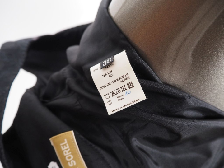 HELENA SOREL Robe noire en viscose et soie à fines bretelles et dos lé