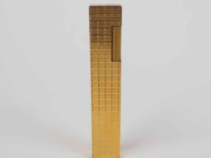 DUNHILL Important briquet de forme rectangulaire en métal doré, à déco