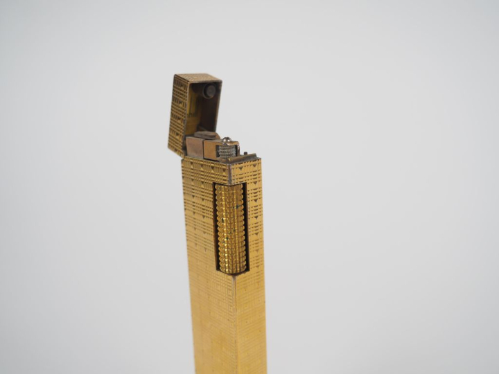 DUNHILL Important briquet de forme rectangulaire en métal doré, à déco