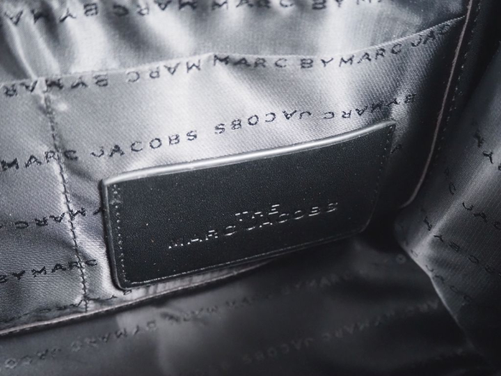 MARC JACOBS,  Sac porté épaule en cuir (?) noir et coton, modèle "The 