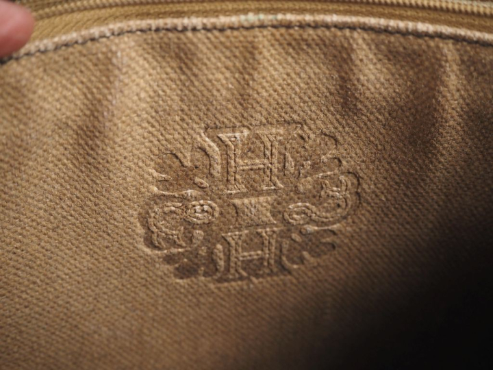 HOLLAND   HOLLAND, London Sac porté épaule en cuir souple ajouré marro