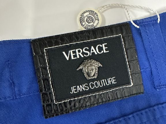 VERSACE Veste en coton (98%) de couleur turquoise.  Fermeture à l'avan