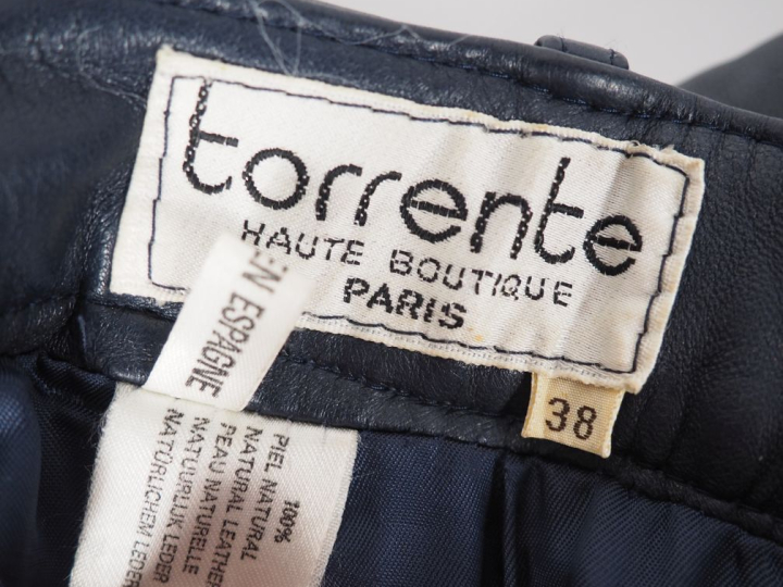 TORRENTE, Haute Boutique, Paris Ensemble pull pantalon.  Le pantalon à