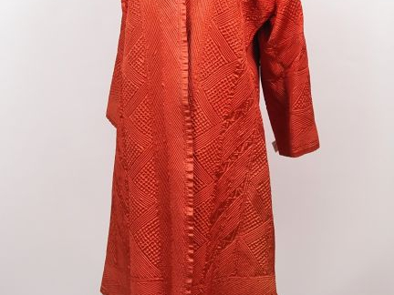 Veste longue probablement en partie en soie orange, à décor géométriqu