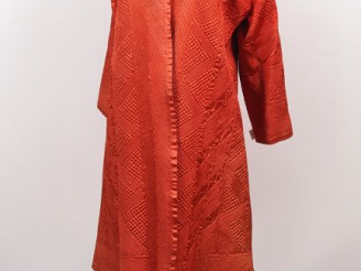 Vente aux enchères Veste longue probablement en partie en soie orange, à décor géométriqu