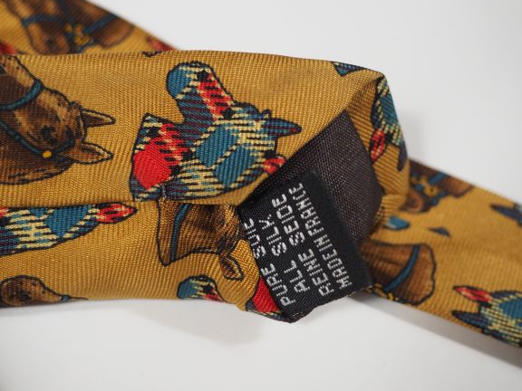 Ensemble comprenant quatre différentes cravates en soie.