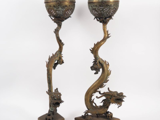 Vente aux enchères Vietnam, vers 1920 Paire de grands candélabres en cuivre de forme sphé