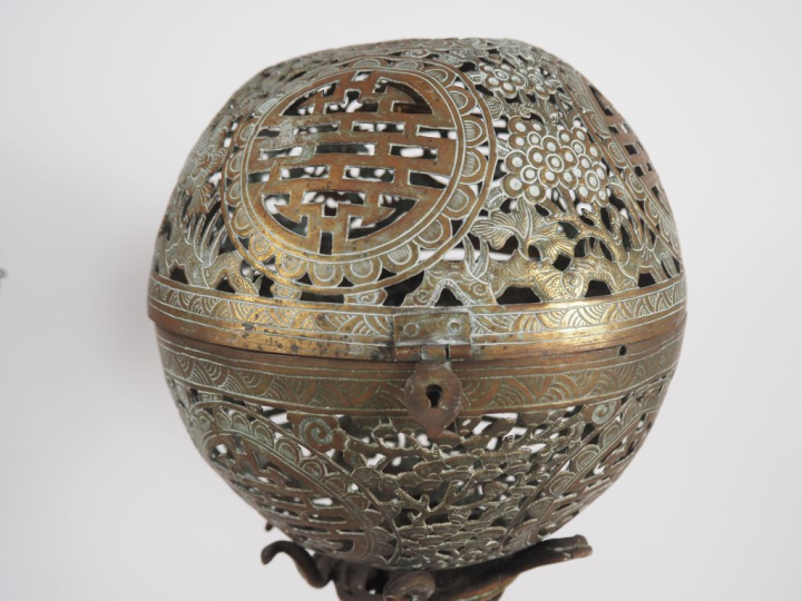 Vietnam, vers 1920 Paire de grands candélabres en cuivre de forme sphé