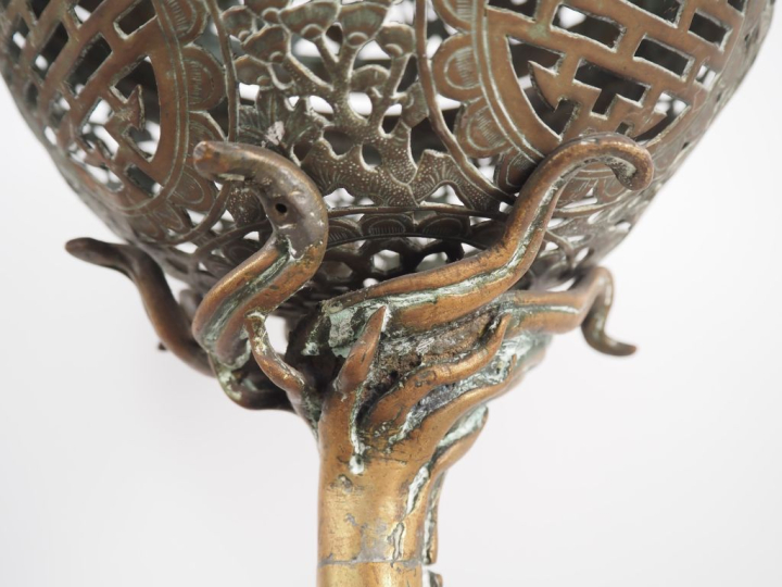 Vietnam, vers 1920 Paire de grands candélabres en cuivre de forme sphé