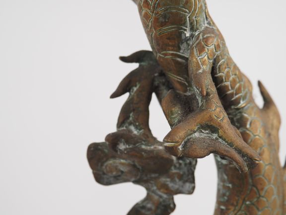 Vietnam, vers 1920 Paire de grands candélabres en cuivre de forme sphé