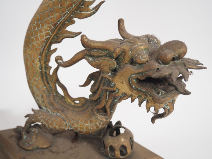 Vietnam, vers 1920 Paire de grands candélabres en cuivre de forme sphé