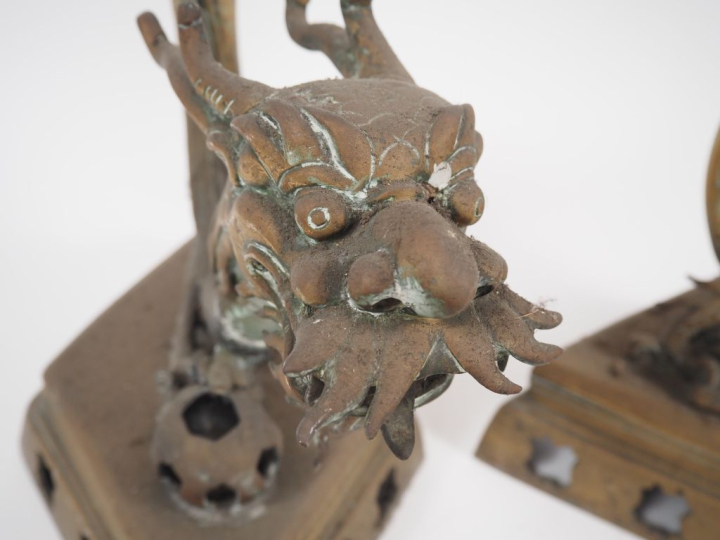 Vietnam, vers 1920 Paire de grands candélabres en cuivre de forme sphé