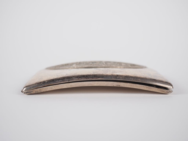 Vietnam, vers 1900 Etui à cigarette en argent, à décor d’un paysan exé