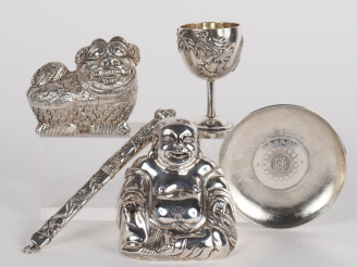 Vente aux enchères Vietnam, vers 1900 Ensemble de cinq éléments en argent comprenant, un 