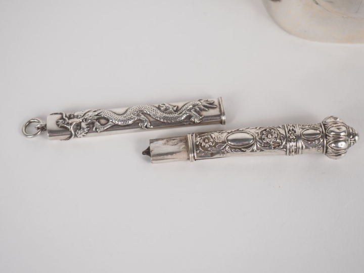 Vietnam, vers 1900 Ensemble de cinq éléments en argent comprenant, un 