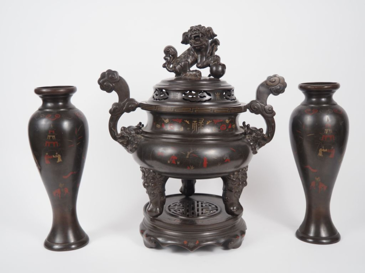 Vietnam, fin XIXe siècle  Garniture comprenant, un brûle-parfum reposa